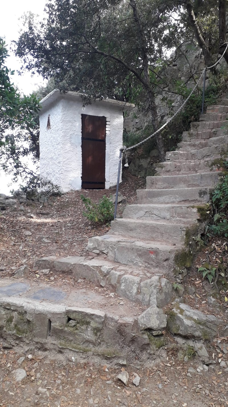 La scalinata di pietra che sale al bivacco.